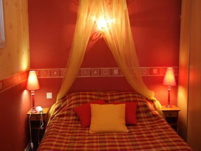 CHAMBRE   ROUGE & JAUNE