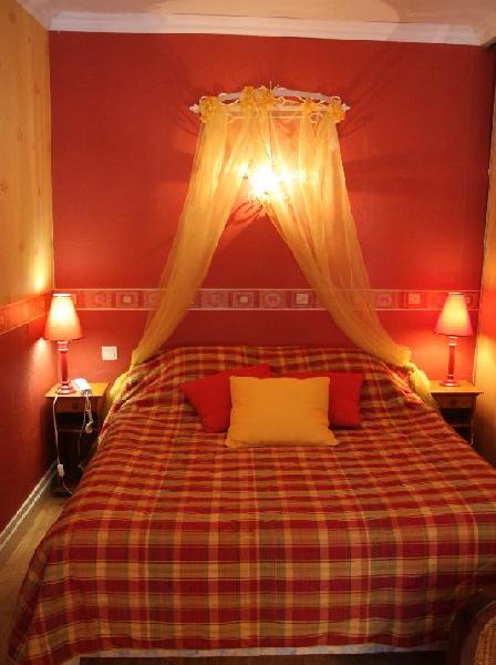 CHAMBRE   ROUGE & JAUNE