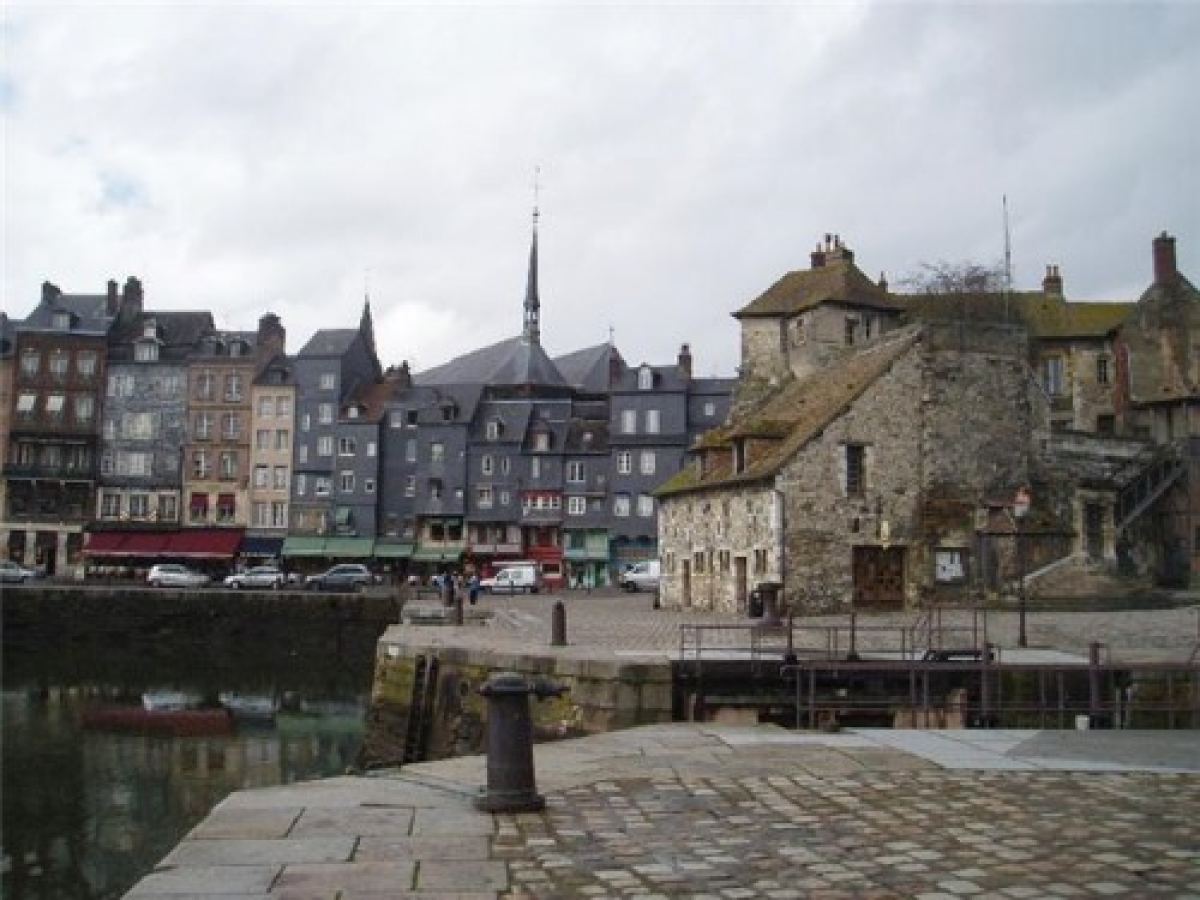∞ LOCATION APPARTEMENTS HONFLEUR, Holiday studios in the center of Honfleur