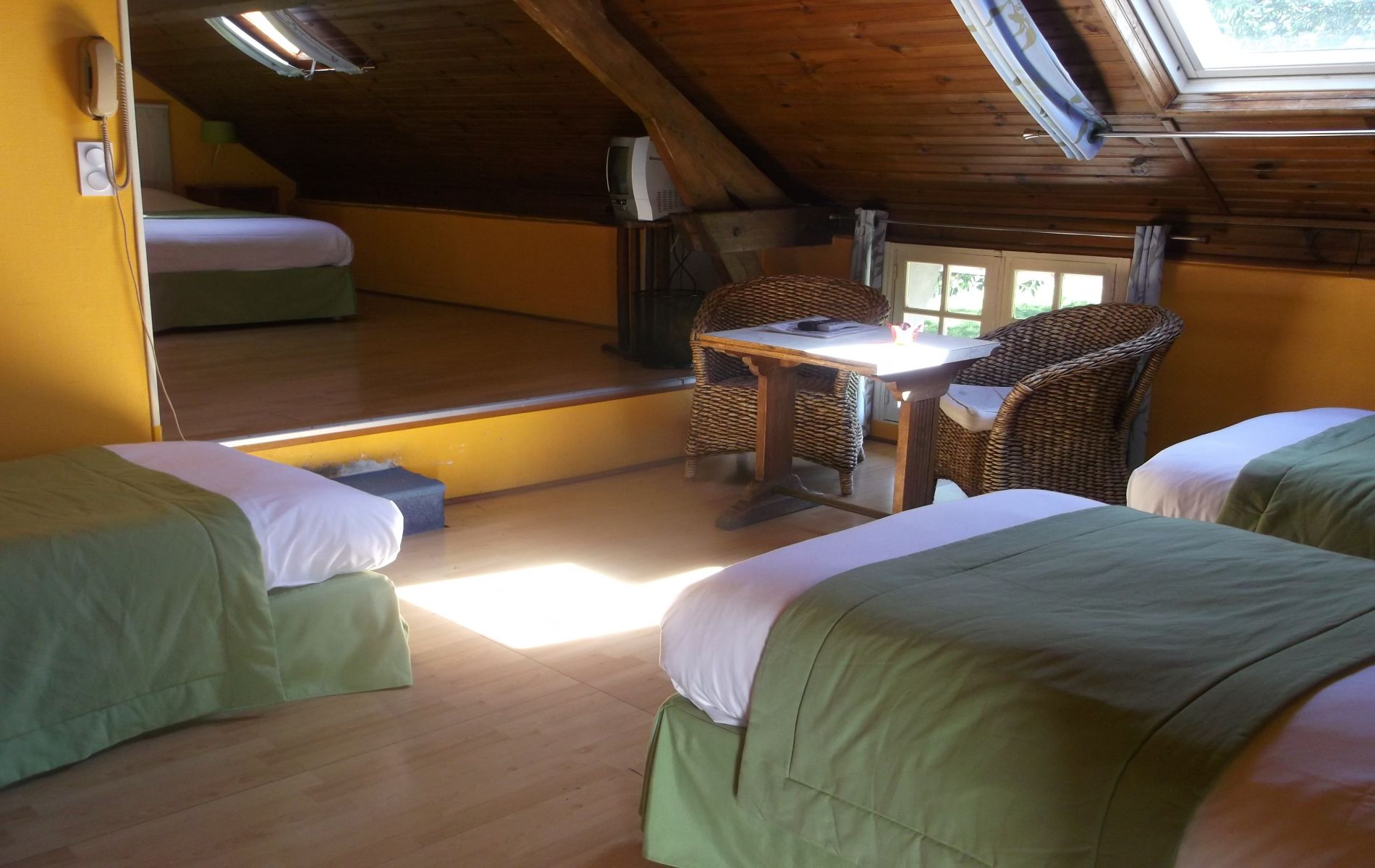 chambre familiale de l'hotel saint martin pont l'eveque