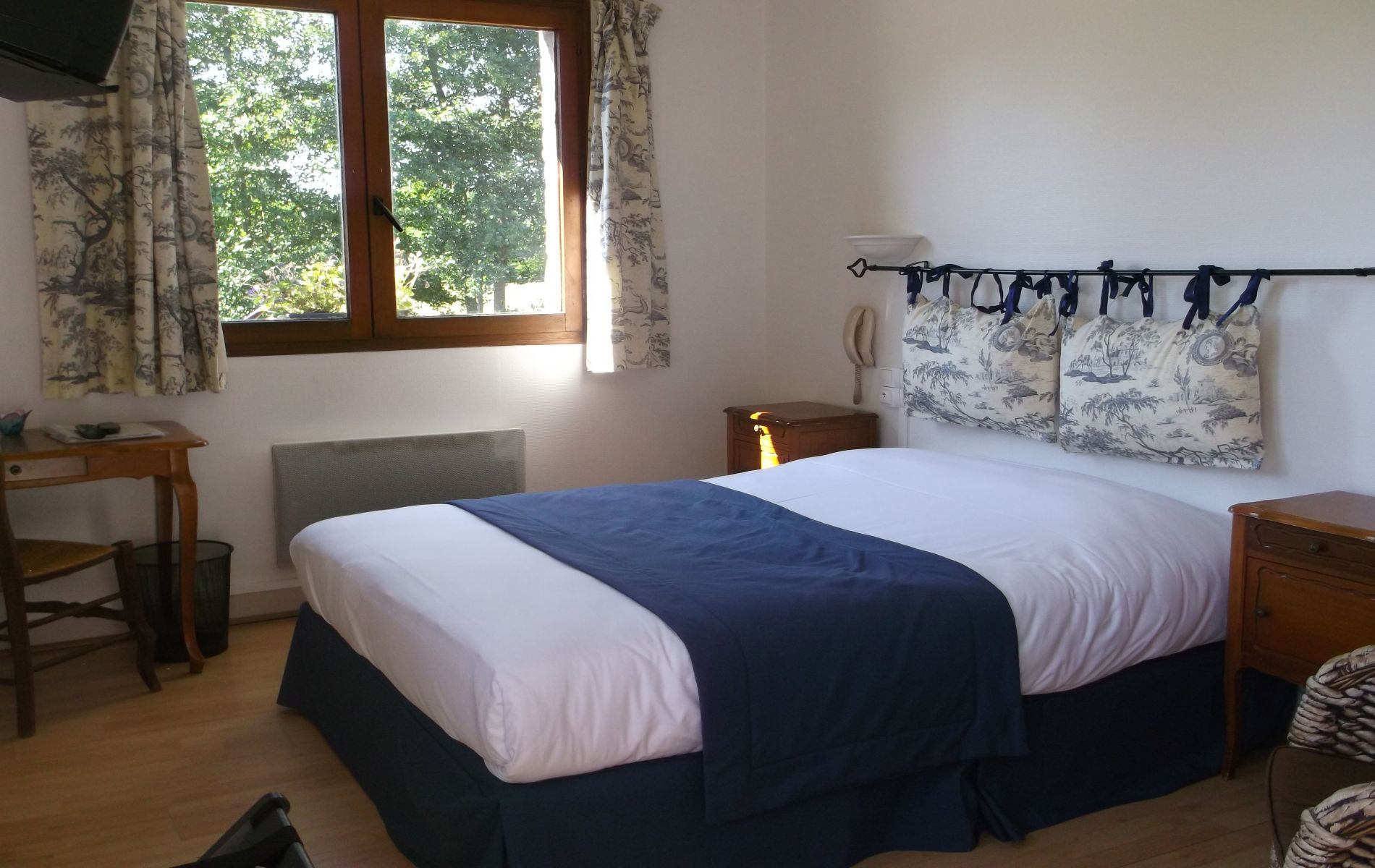 chambre double rdc de l'hotel saint martin pont l'eveque