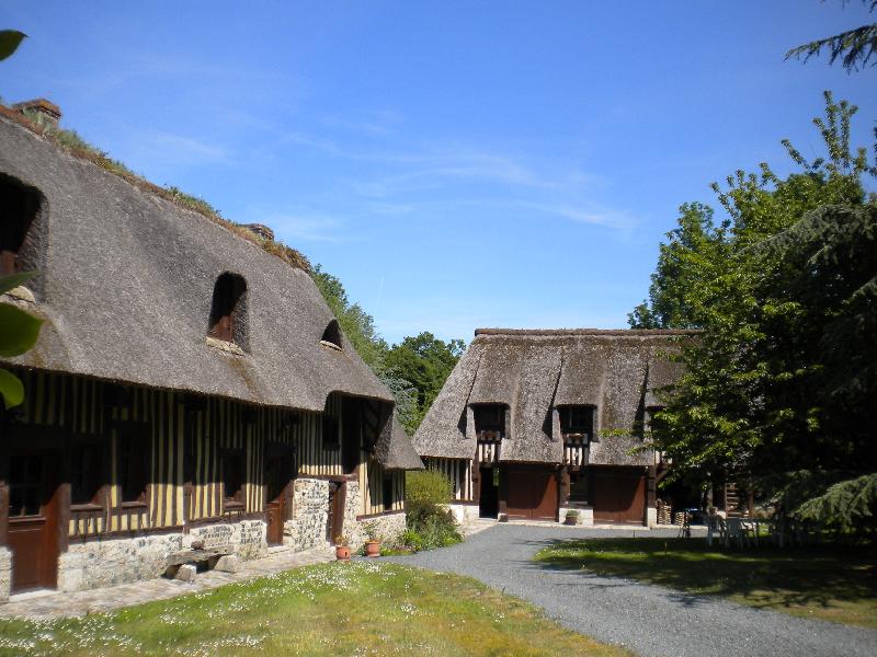 Chaumi�re proche de Honfleur dans un tr�s joli cadre sans nuisance avec de beaux volumes - HONFLEUR  - PONT L'EVEQUE