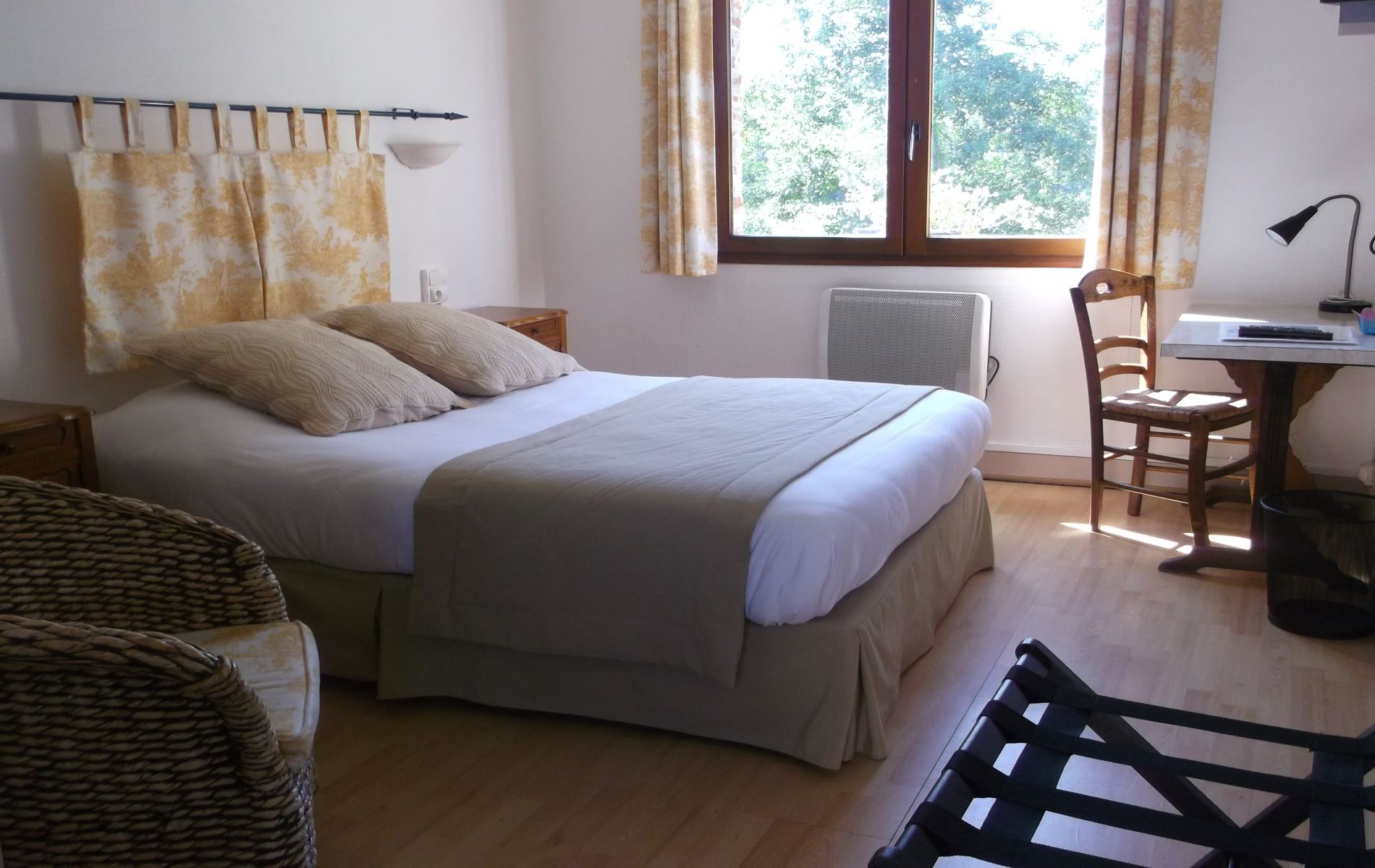 chambre double rez de chaussée de l'hotel saint martin côte fleurie
