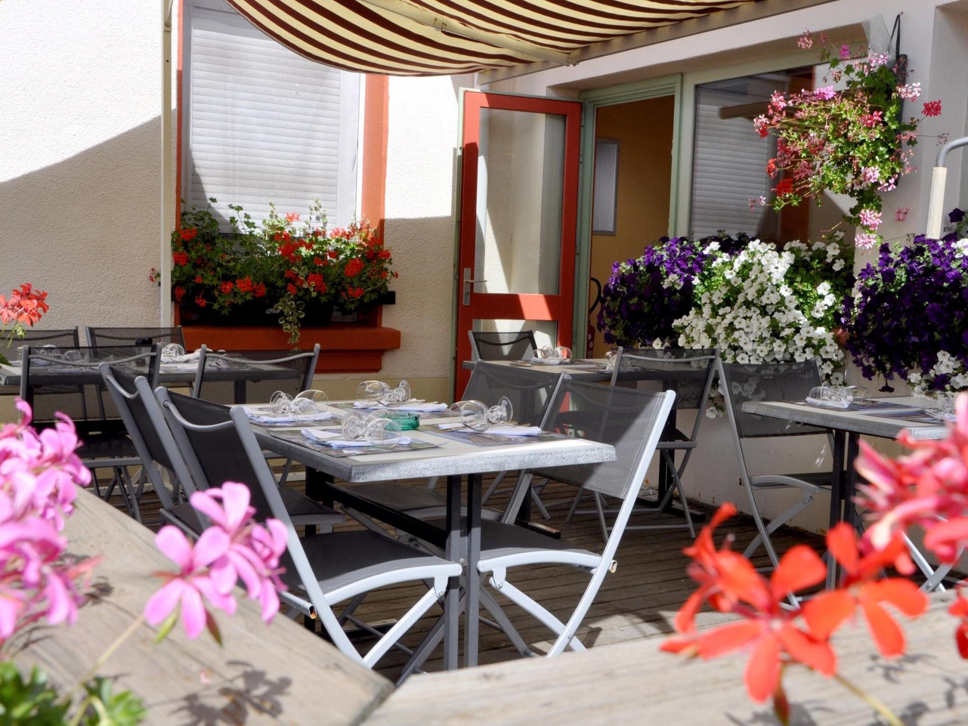 Terrasse abritée de 12 couverts