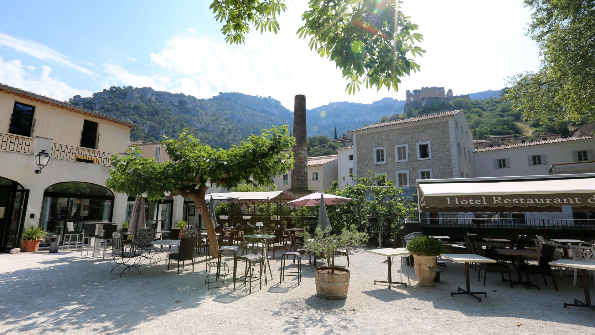 Exterieur Hotel du Parc avec vue sur les Monts de Vaucluse et le château des évèques