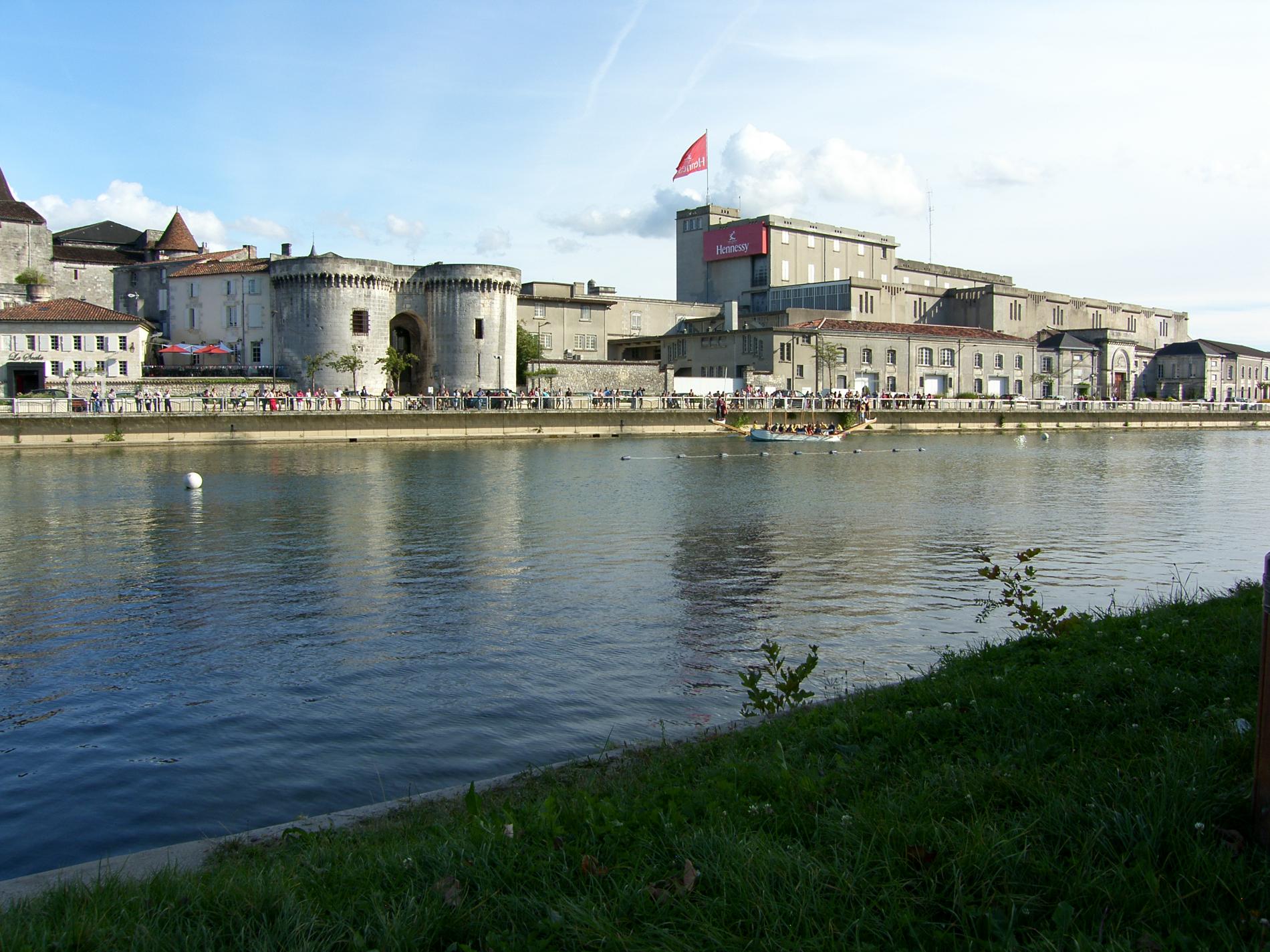 Tourism in Cognac, PoitouCharentes. Hotel le Passiflore.