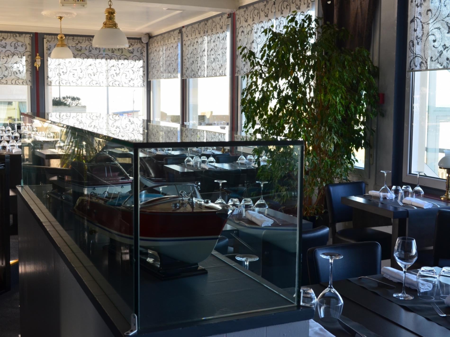 ∞ Restaurant Cabourg Le Beau Site restaurant de fruits de mer en bord