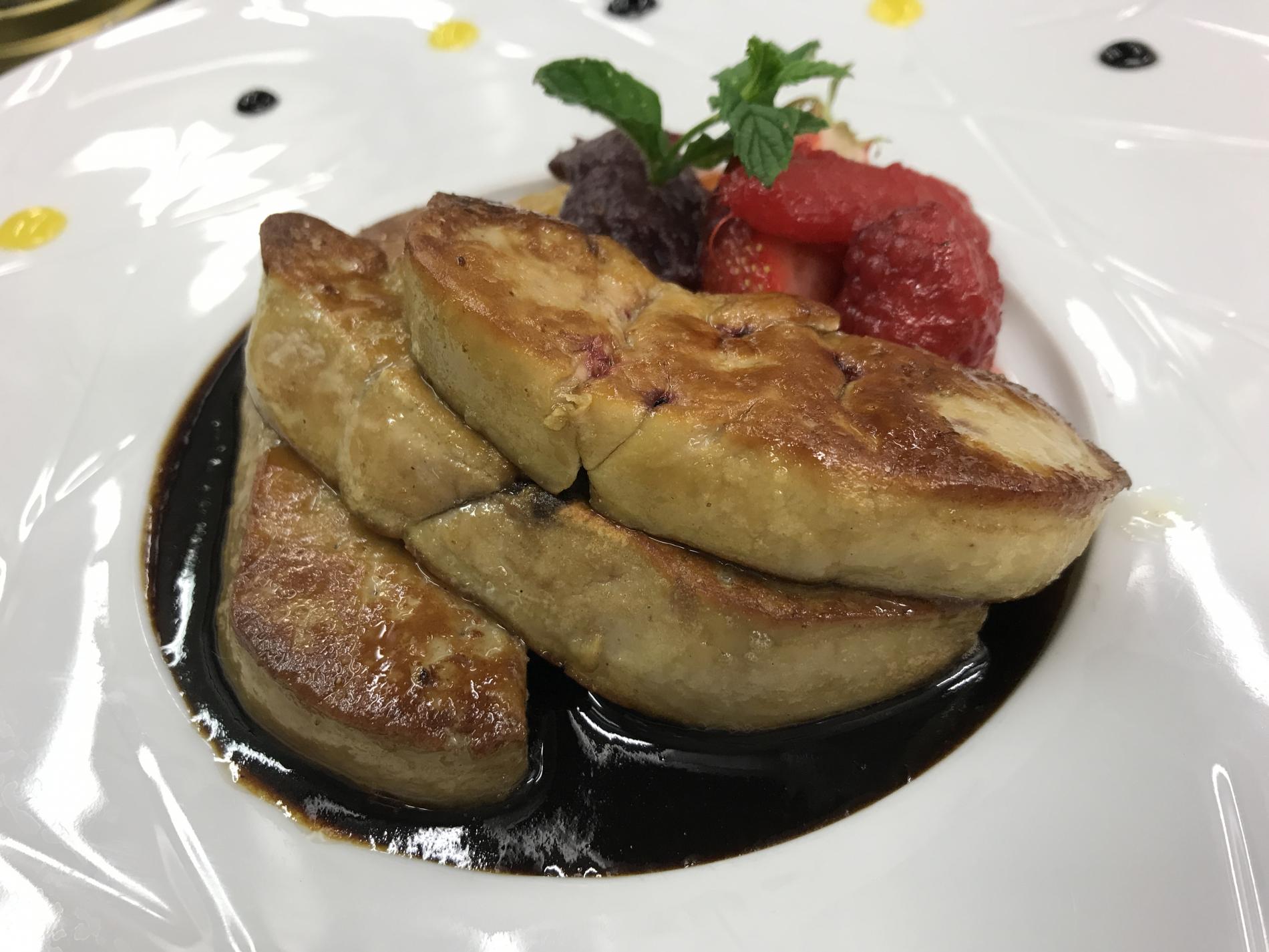 Escalope de foie gras de canard aux fruits de saison