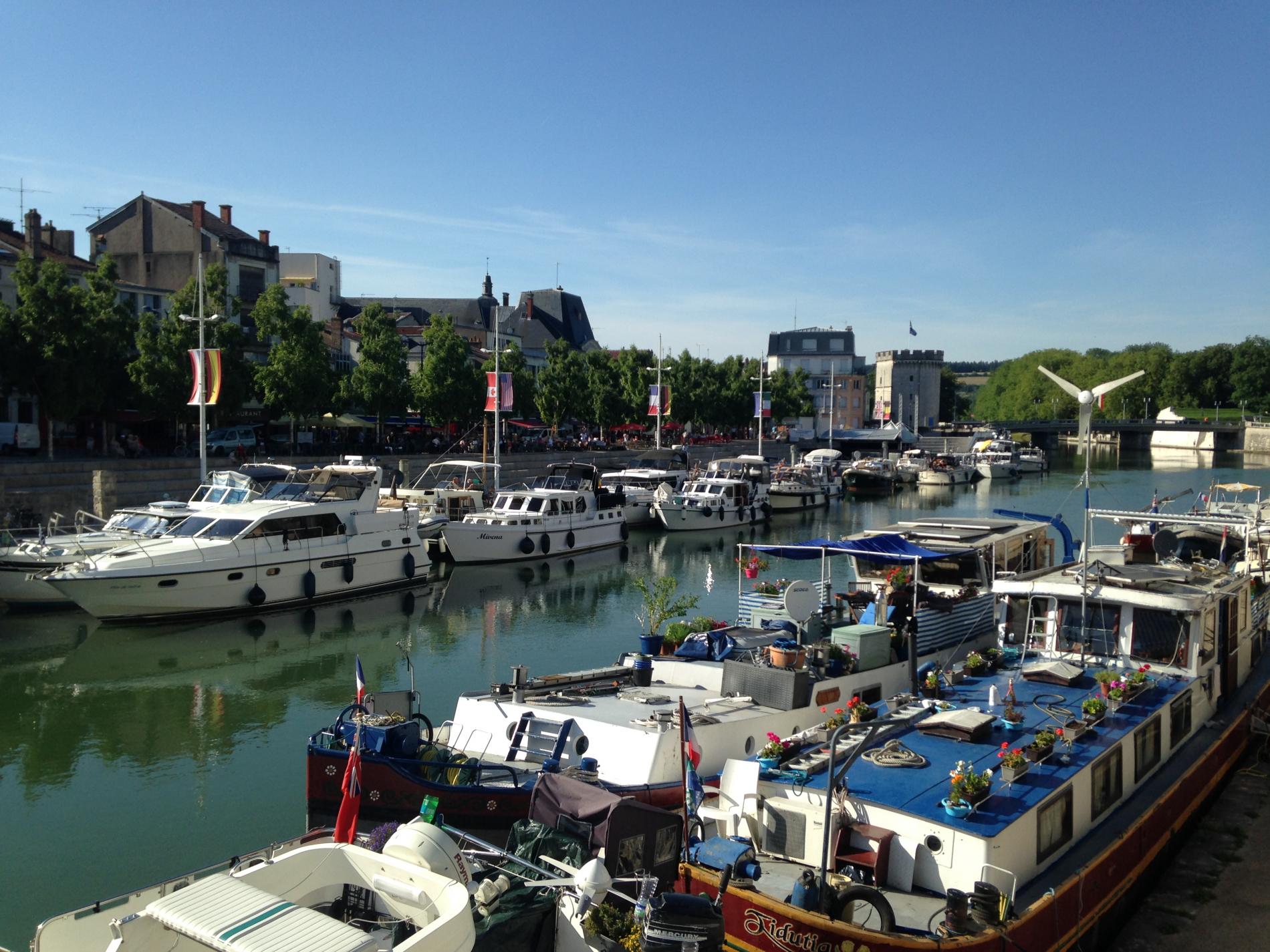 A 3mn, Quai de Londres, la Meuse, les terrasses...