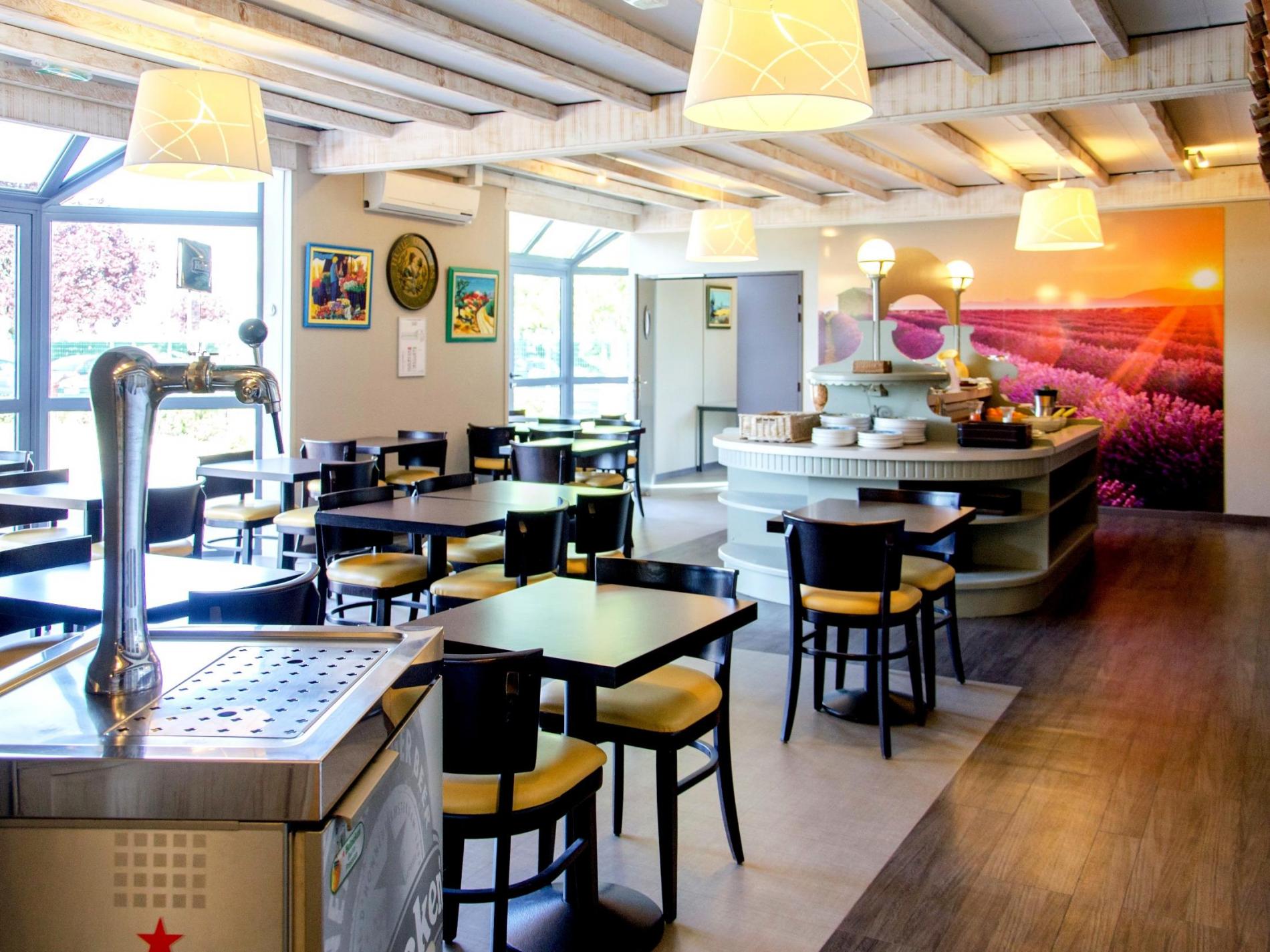 Contact Hôtel- Restaurant Le Provençal Avec Bornes électriques 22kwh