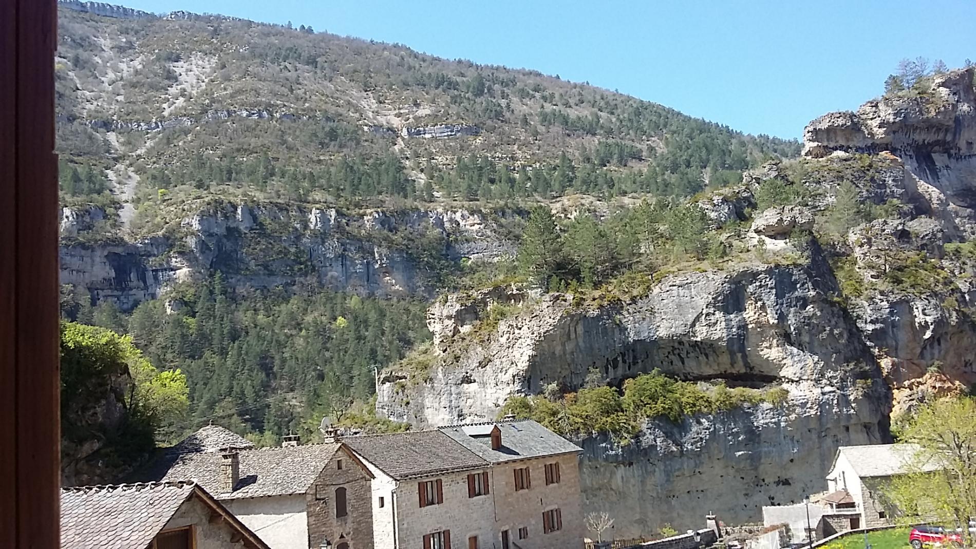 le village de saint chely du tarn en toute saion