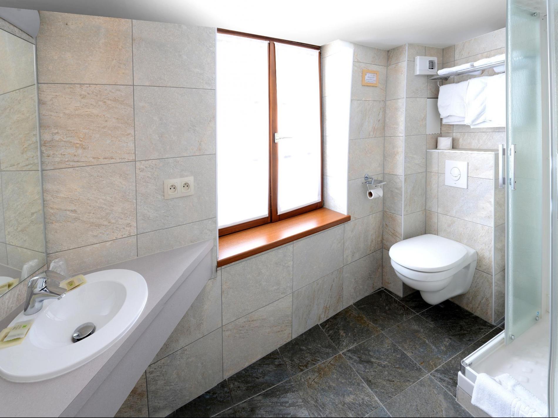 Salle de bain avec douche