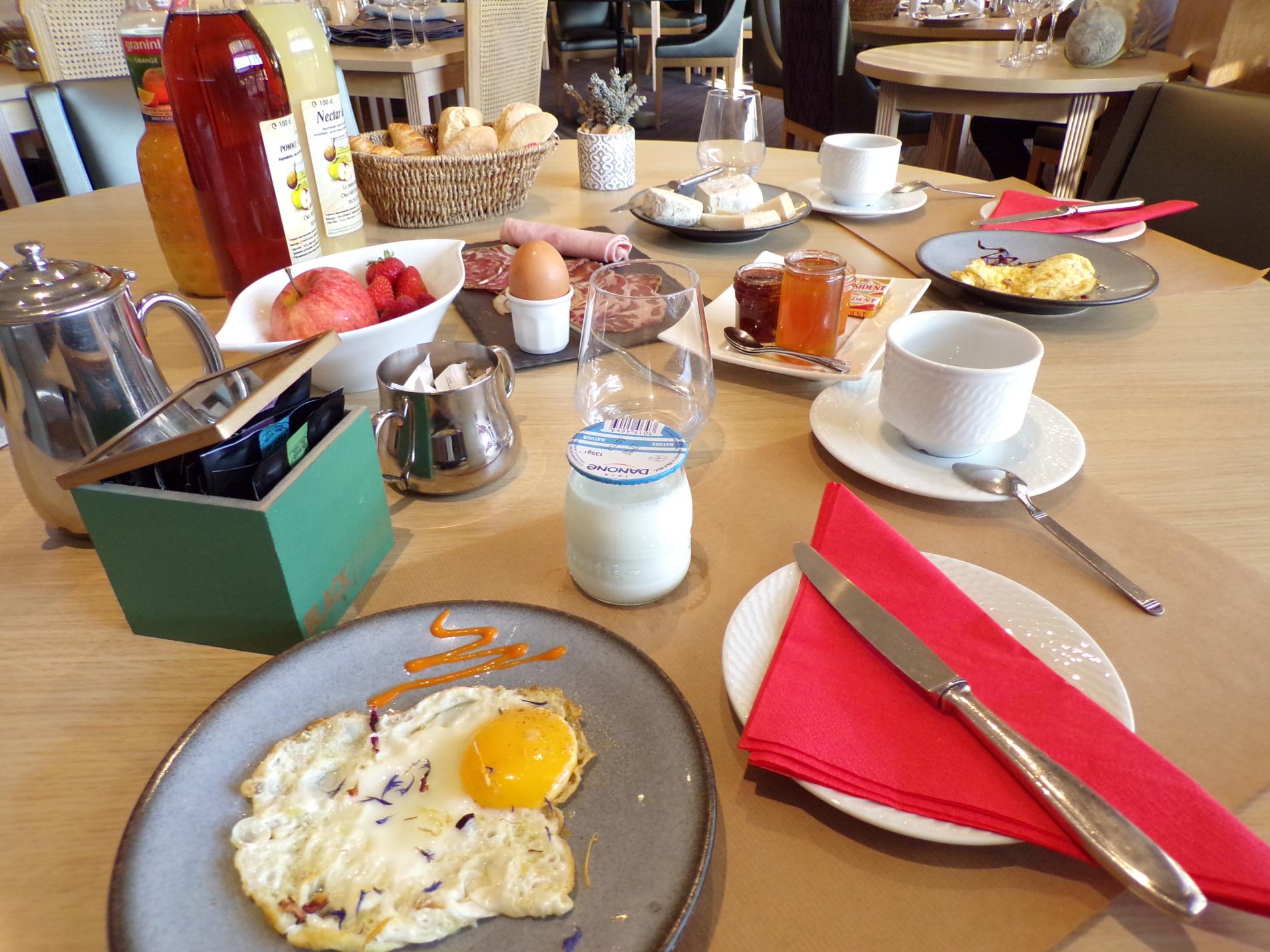 petit déjeuner continental avec service