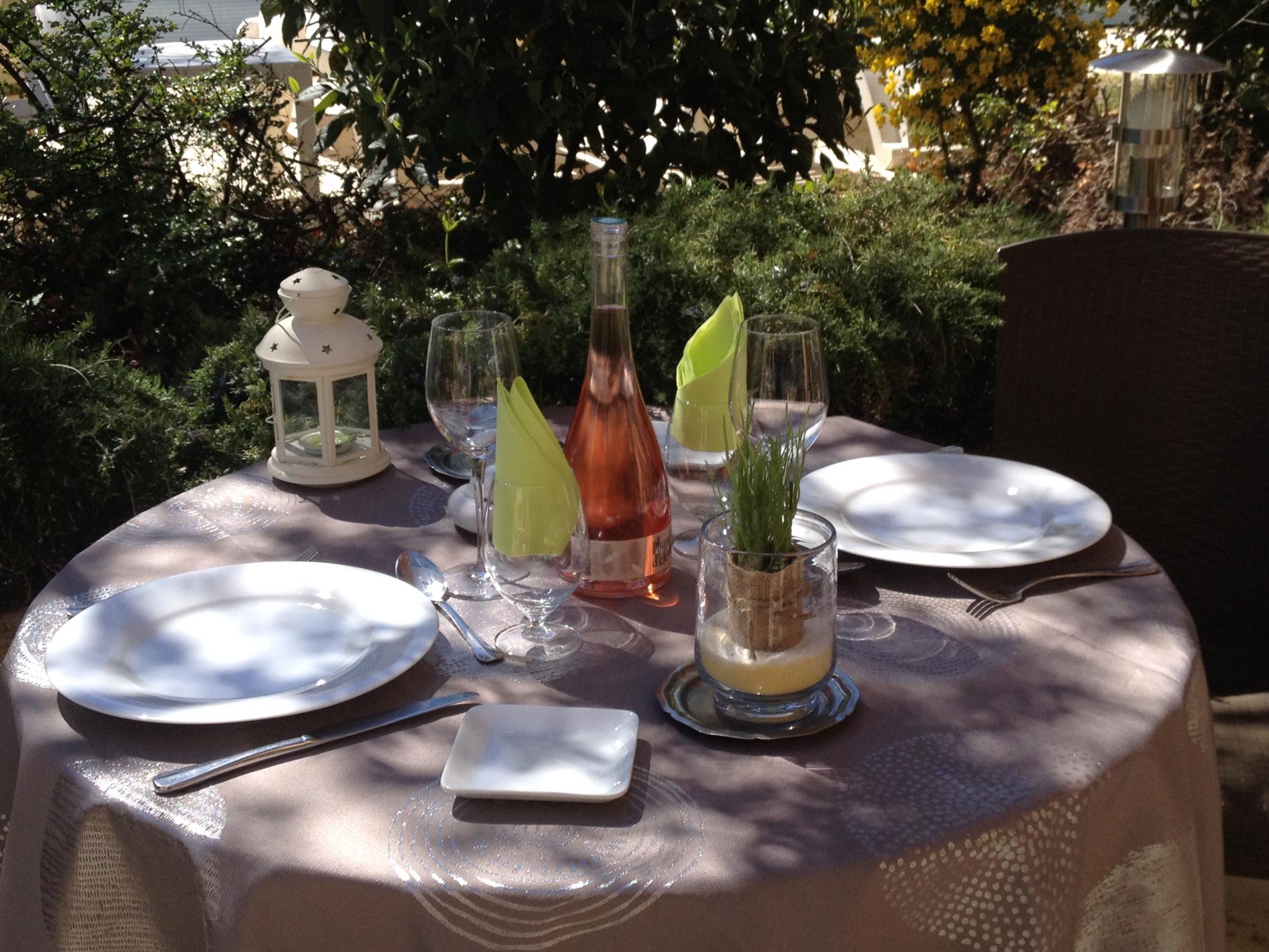 Terrasse à l'ombre des oliviers...