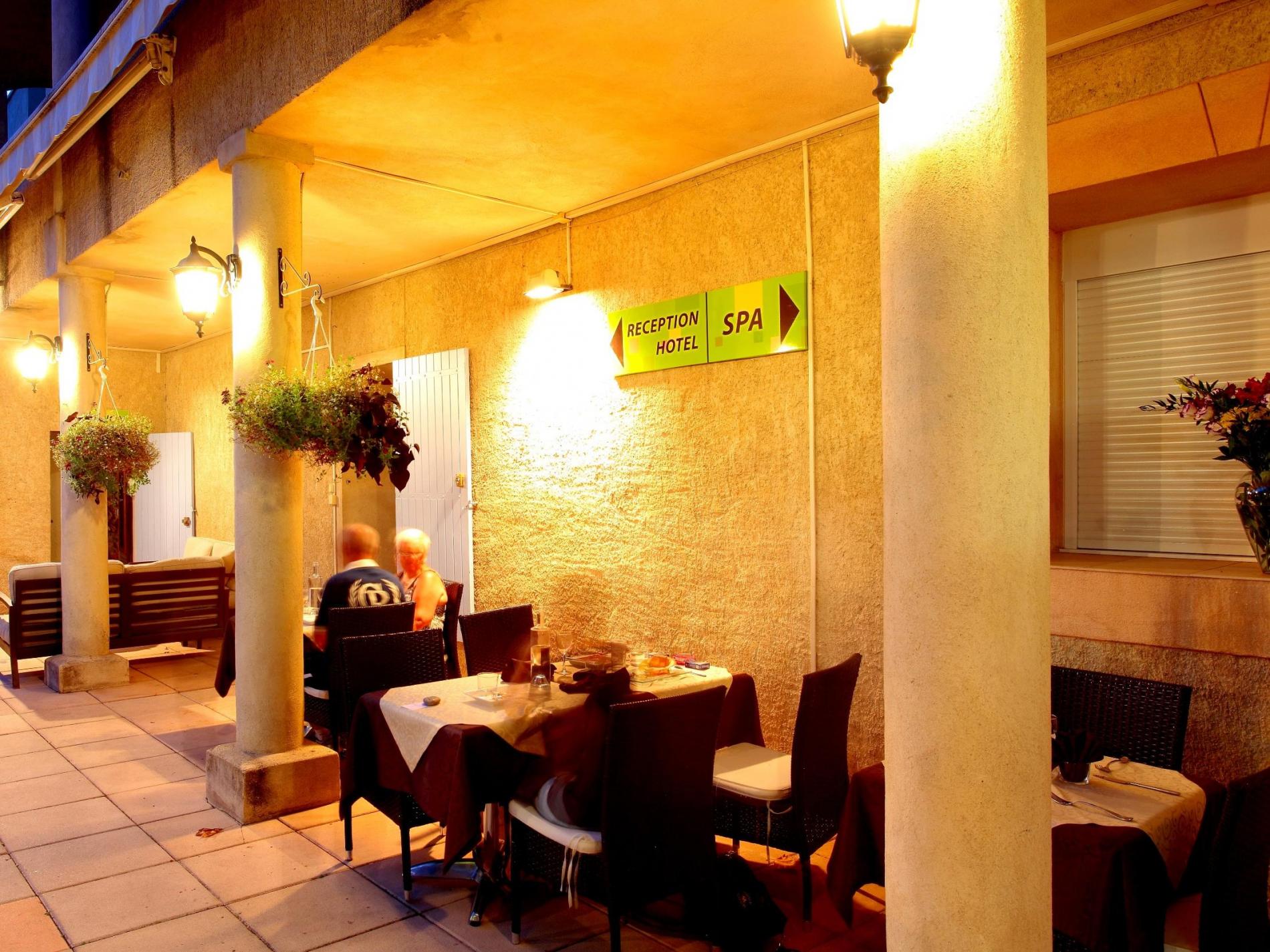 ∞ Hôtel Restaurant des Colonnes à Gréoux Les Bains dans les du Verdon, AlpesdeHaute