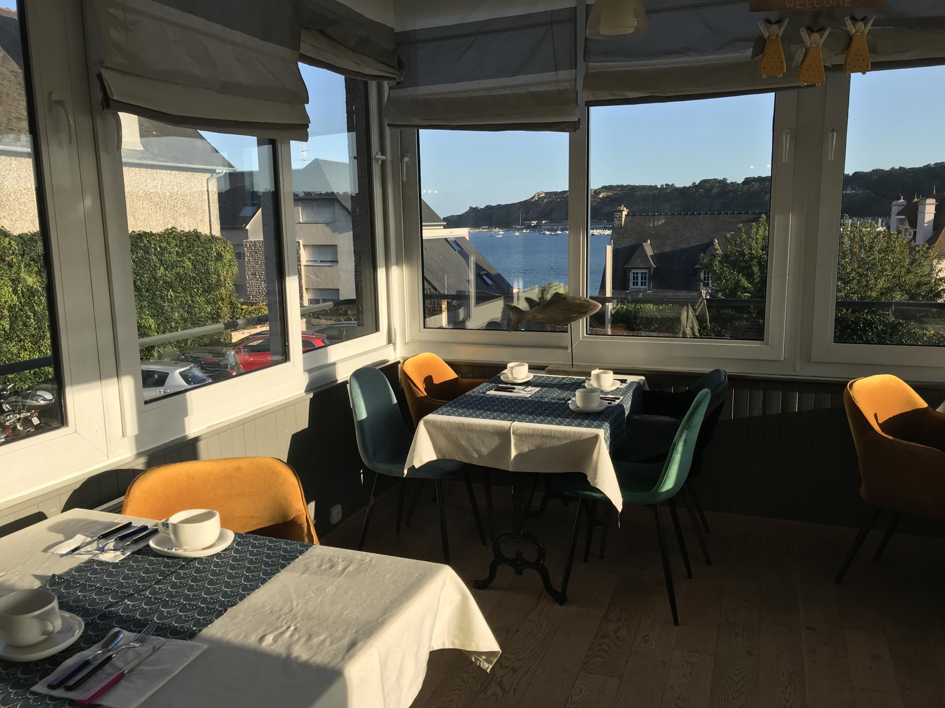 Salle du petit-déjeuner à l'hôtel Le Beausejour à Erquy