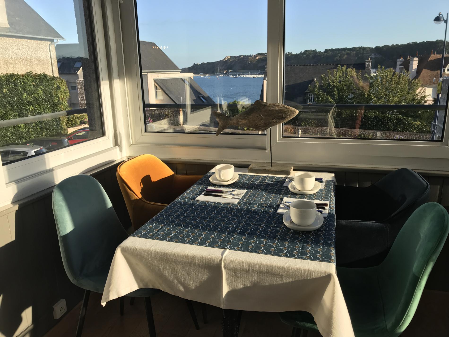 Salle du petit-déjeuner à l'hôtel Le Beausejour à Erquy