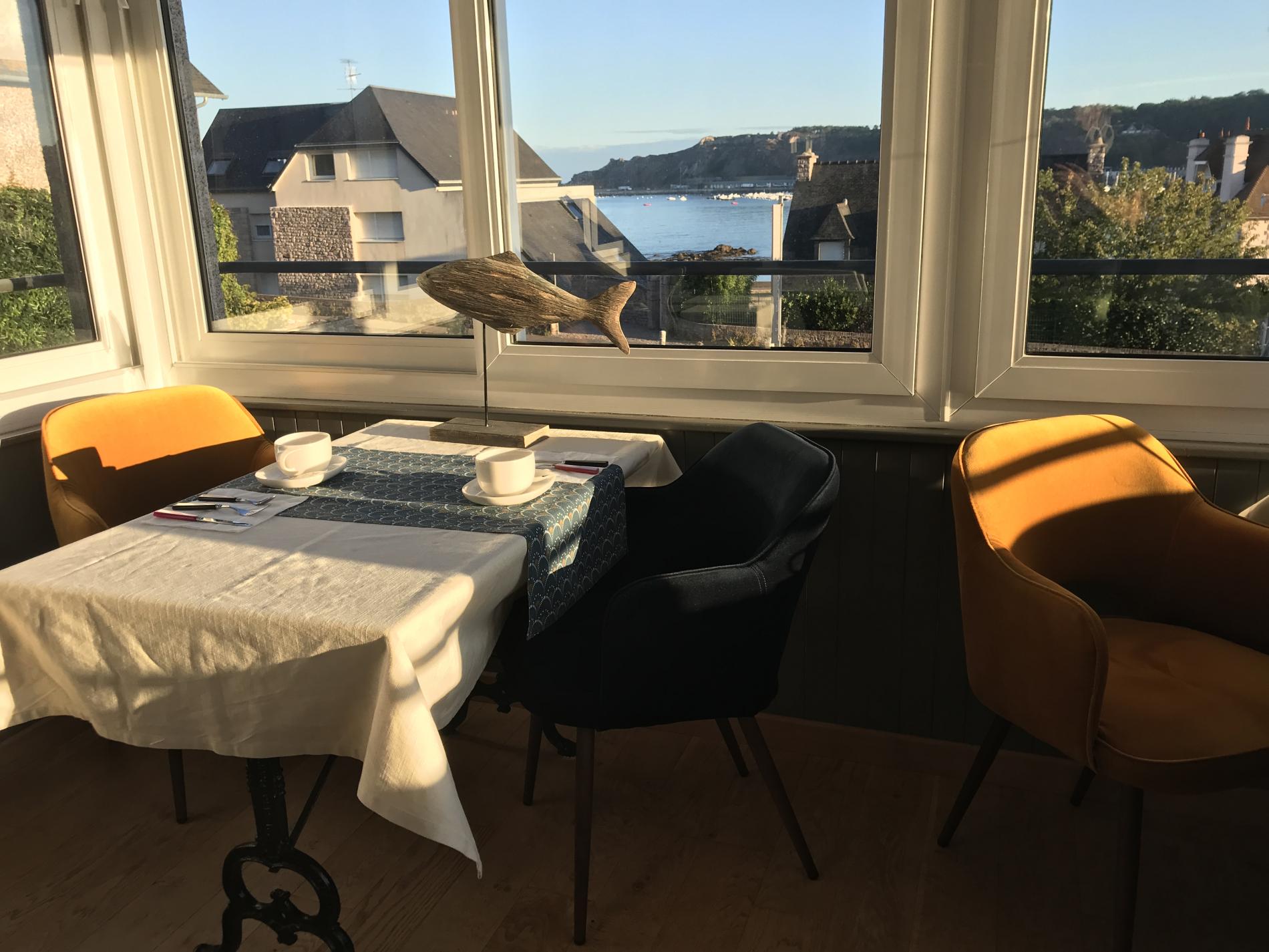 Salle du petit-déjeuner à l'hôtel Le Beausejour à Erquy