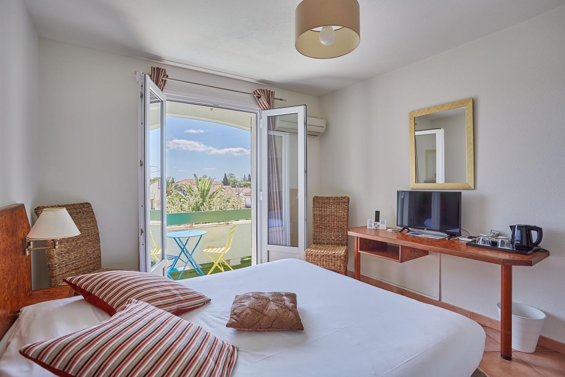 Junior family suite with balcony and pool view