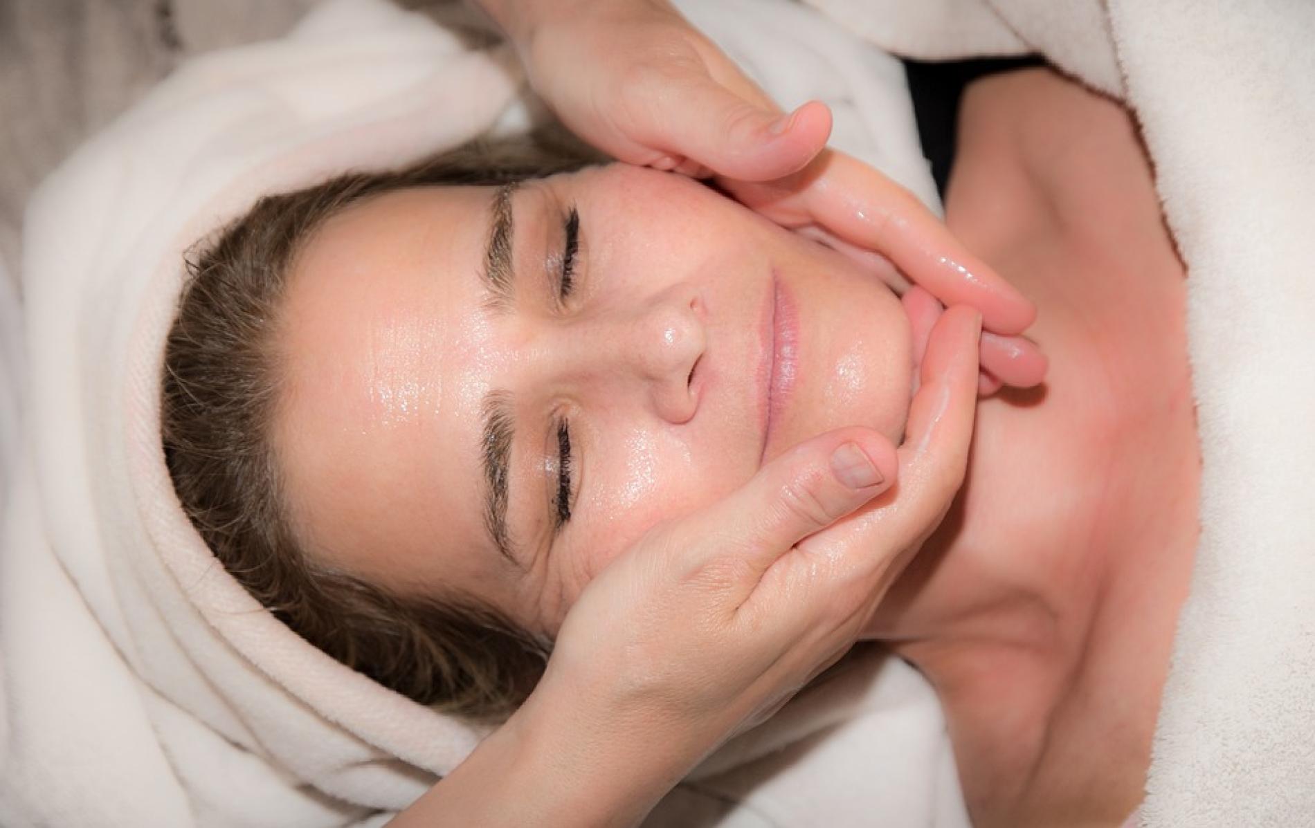 Massage Facial Japonais « Ko-bi-do » Anti-âge 45 minutes pour 1 personne (2 heures d'accès au spa d'inclus)