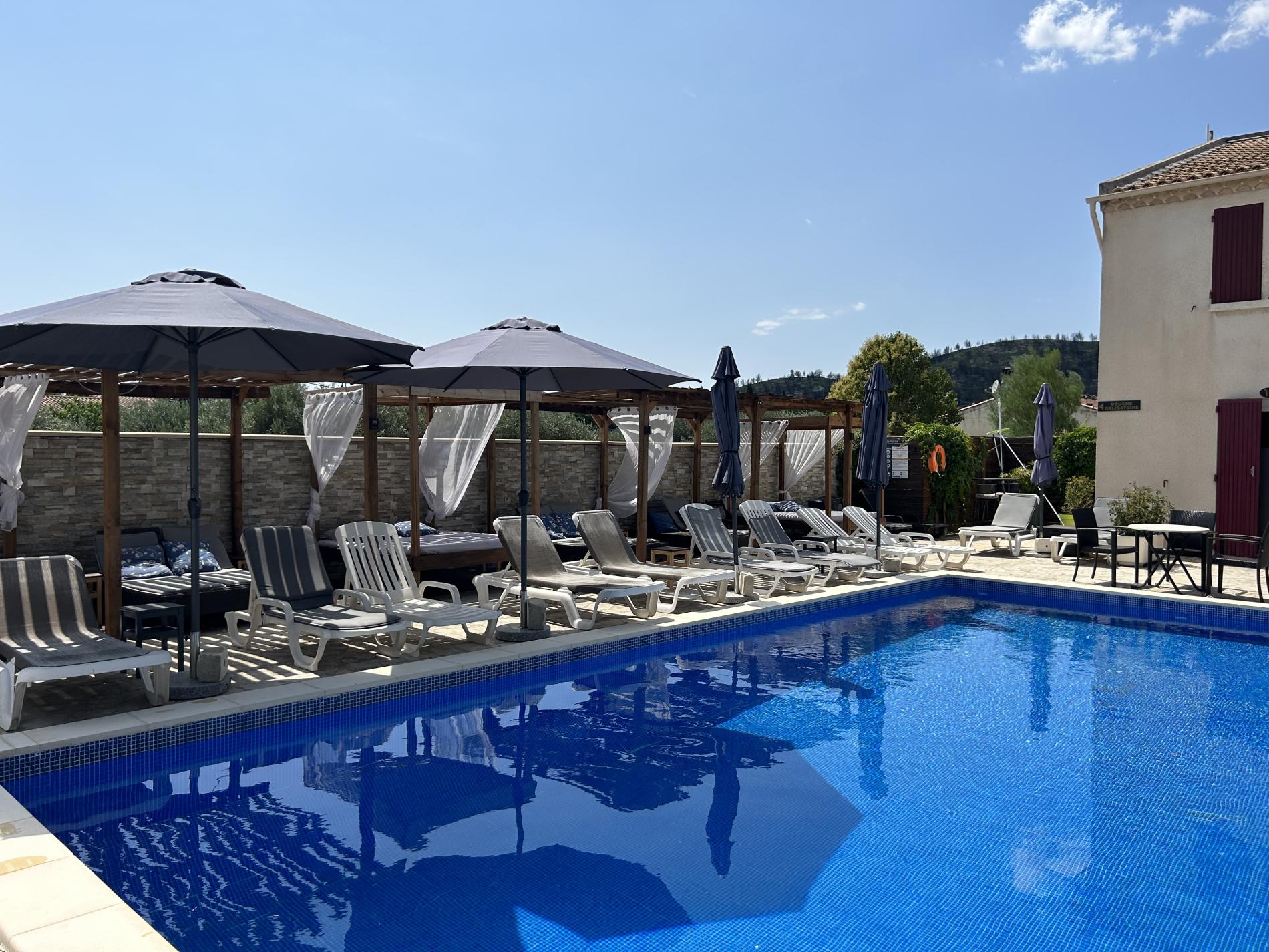 L'été continu en Provence soleil et piscine bleue azur
