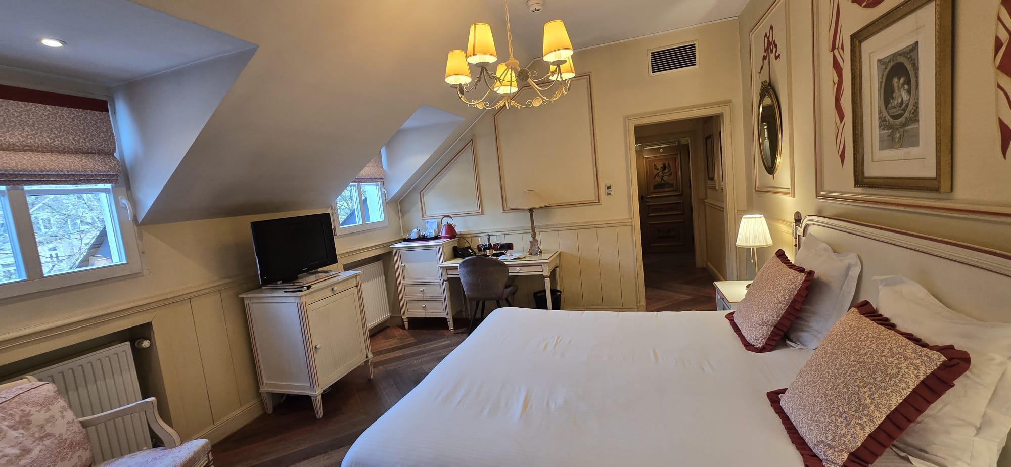 Colonial blue or red room