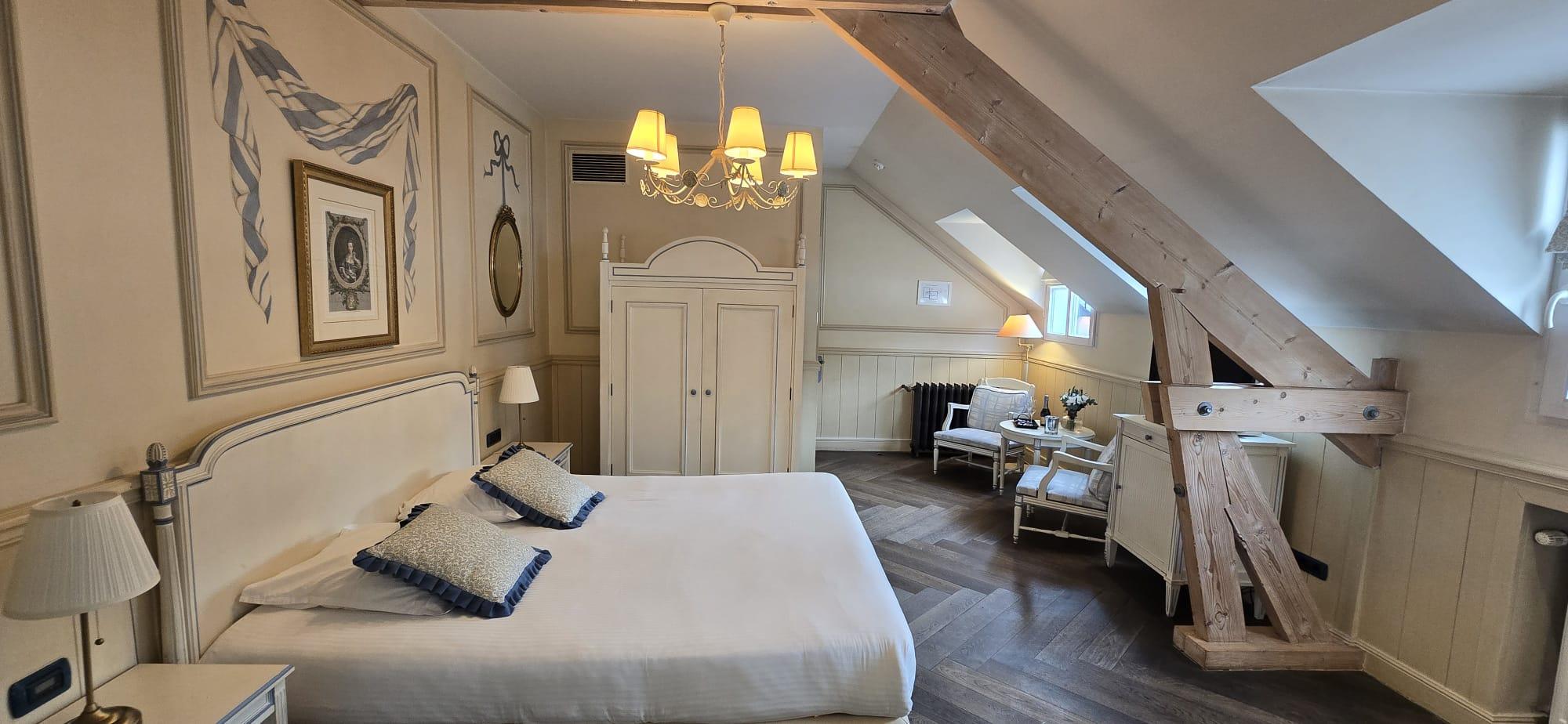 Colonial blue or red room