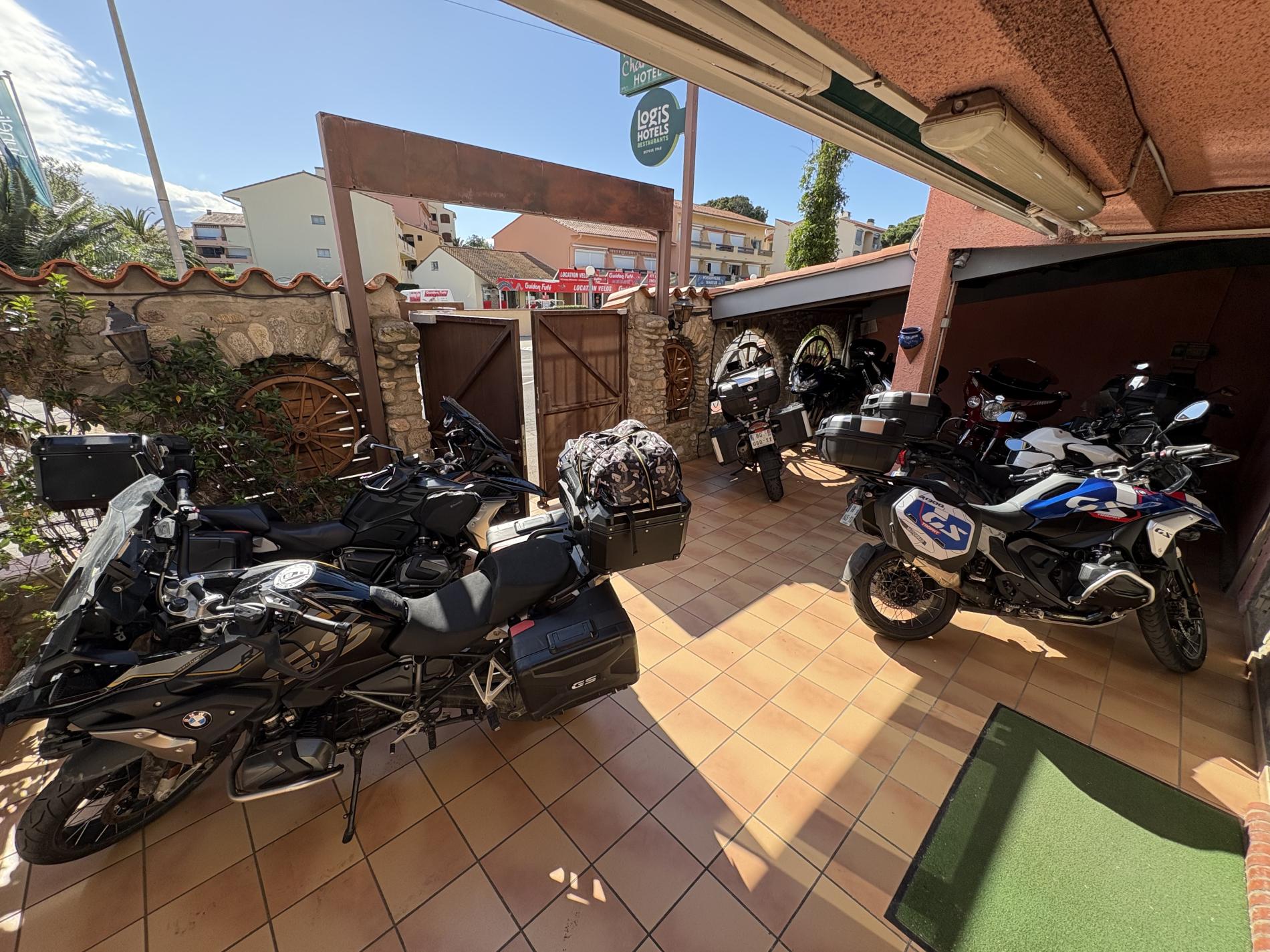 Grand parking moto s&eacute;curis&eacute; et gratuit