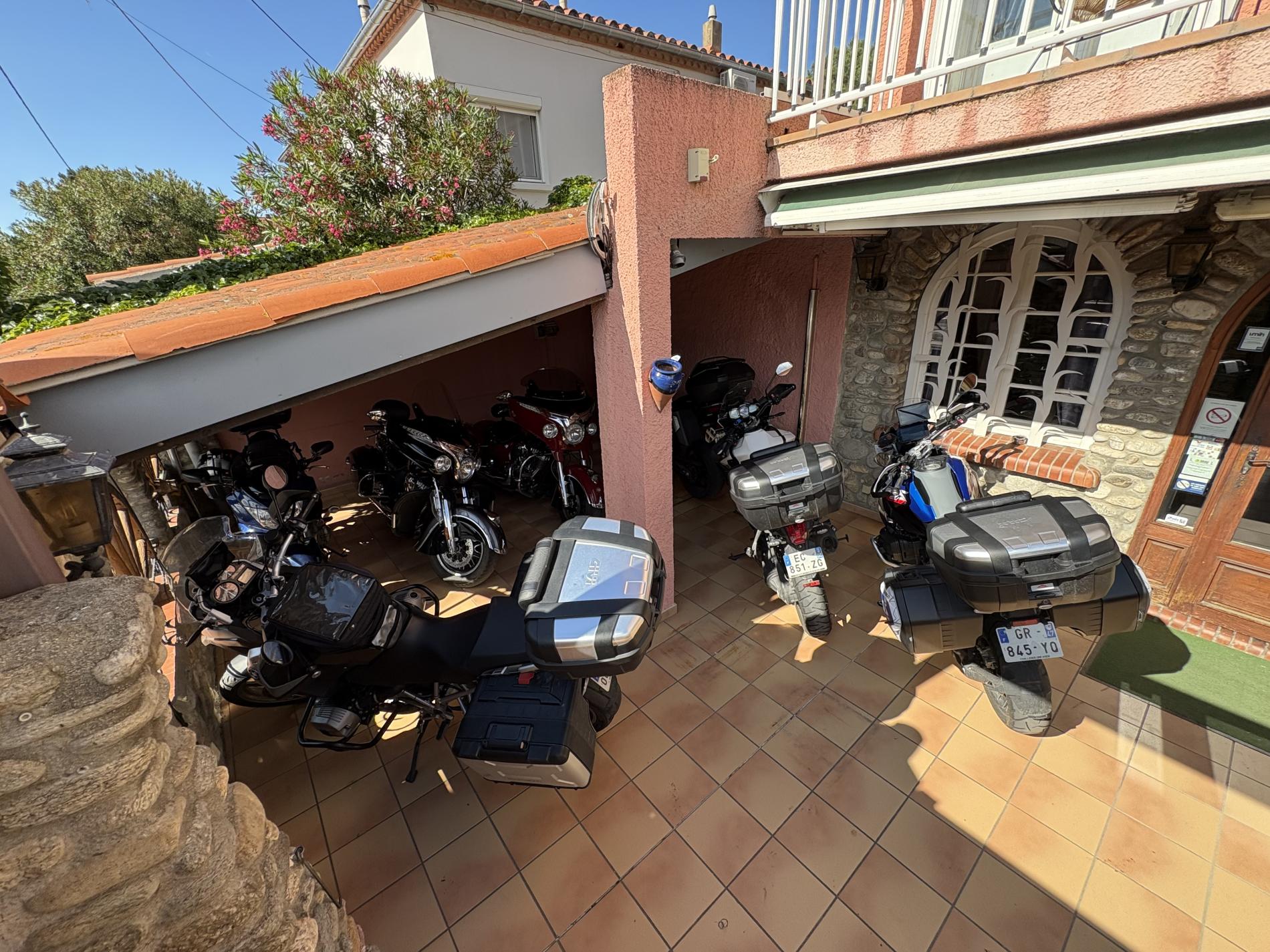 Grand parking moto s&eacute;curis&eacute; et gratuit