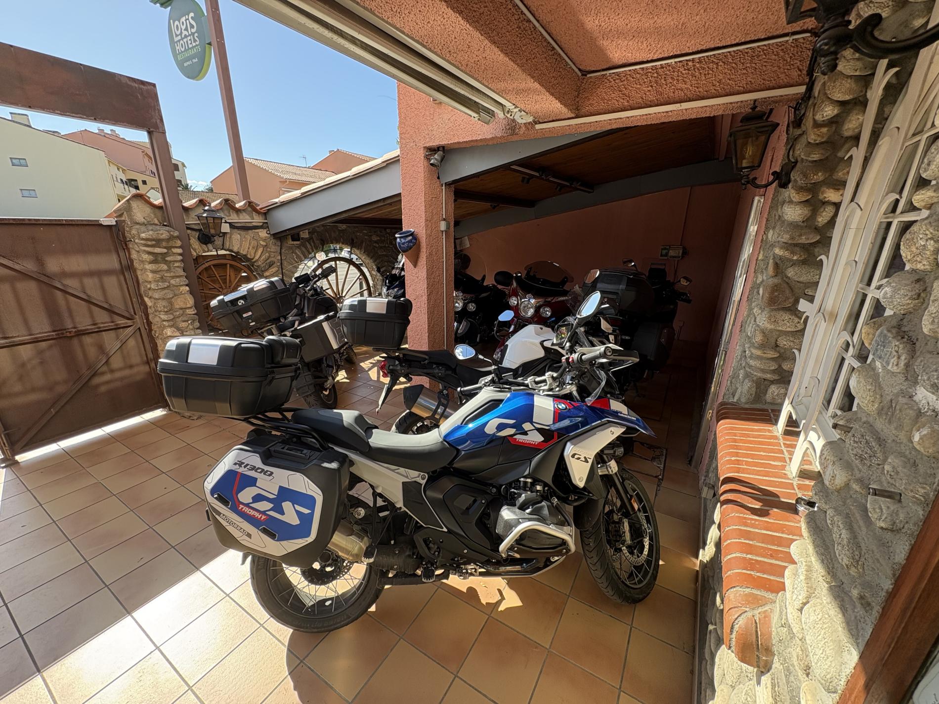 Grand parking moto s&eacute;curis&eacute; et gratuit